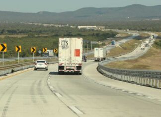 Estado restringe circulación de tráileres foráneos en Monterrey