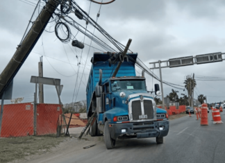 Camión tira postes sobre Avenida de la Industria en Altamira