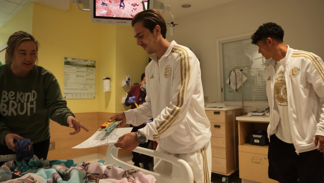 tigres-conviven-aficionados-hospital-austin-1