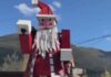 Santa Claus Gigante Sorprende a Habitantes en Plaza de Los Lirios, en Arteaga, Coahuila
