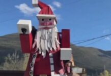 Santa Claus Gigante Sorprende a Habitantes en Plaza de Los Lirios, en Arteaga, Coahuila