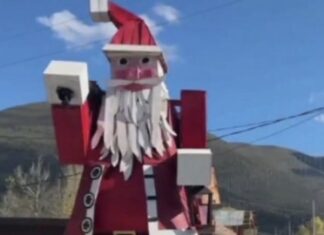 Santa Claus Gigante Sorprende a Habitantes en Plaza de Los Lirios, en Arteaga, Coahuila