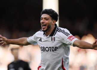 Raúl Jiménez alcanza a Alexis Sánchez en la Premier y ya tiene en la mira a Luis Suárez