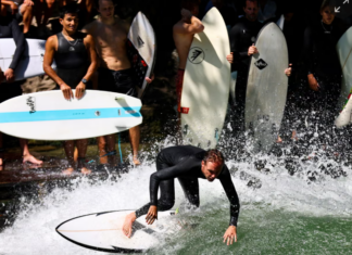Múnich frena de nuevo a los surfistas y desmonta intento por revivir la ola del Eisbach