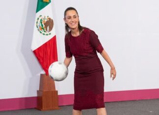 Reportera cae al intentar atrapar un balón en la mañanera de Sheinbaum: así reaccionó la presidenta