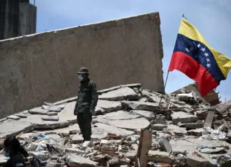 Rescatistas del Ejército mexicano localizaron con vida a un niño atrapado entre las ruinas de Venezuela