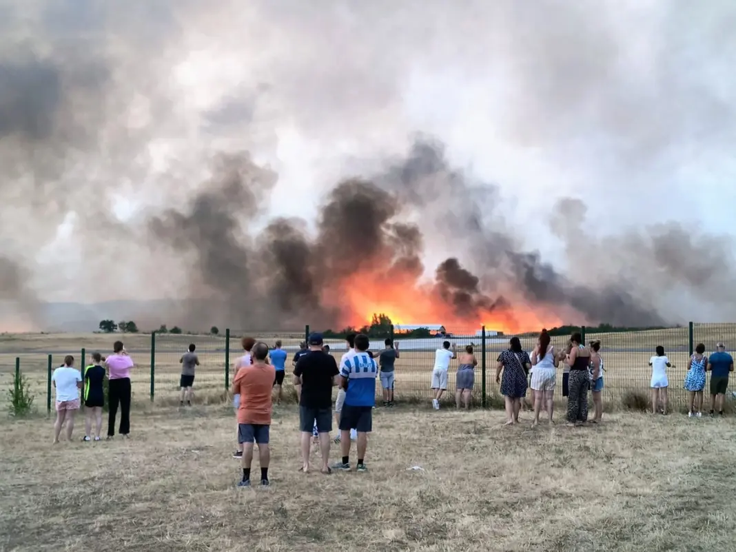 espana-y-francia-evacuan-a-270-mil-personas-por-los-incendios-forestales-que-avanzan-sin-control_5ce527a2-4acb-42d5-8267-d0bfc9c41dd7_medialjnimgndimage=fullsize