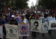 Marcha por Ayotzinapa reúne a 5 mil en CDMX; reportan saldo blanco y daños menores